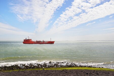 War! (risk premium) - Who is it good for? Absolutely not the broker if they forget to pass on the quote